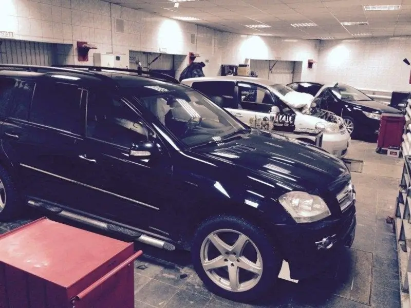 Открытая ремонтная зона автосервиса