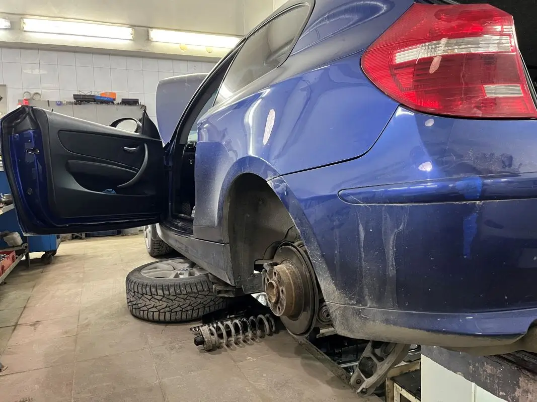 Автомобиль в работе.
