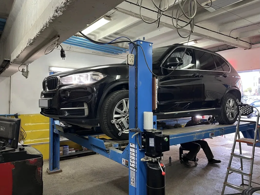 На подъемнике xDrive 25d. Регулировка углов схождения и развала передней и задней осей